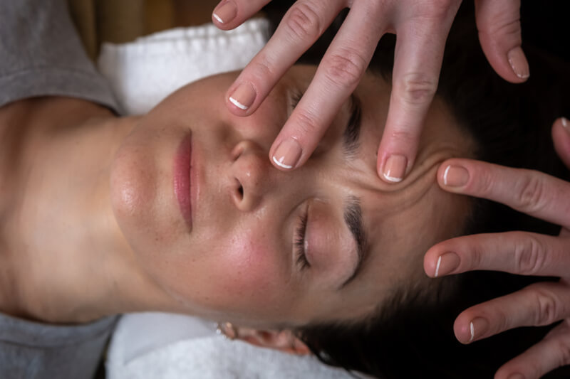 Masowanie mięśni twarzy